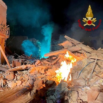 Bangunan Ambruk Usai Ledakan Gas, 12 Orang Hiang