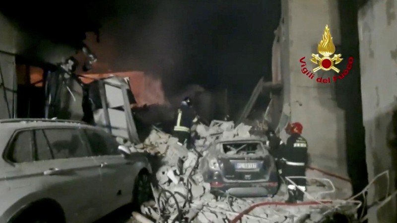 Bangunan roboh ambruk akibat kedakan gas di kota Ravanusa, Sisilia, Italia Debris is seen as members of the fire brigade work to rescue survivors after a four-storey building collapsed in the Sicilian town of Ravanusa following a gas explosion, in Italy, in this undated image obtained via social media on December 12, 2021. Vigili del Fuoco via REUTERS ATTENTION EDITORS - THIS IMAGE HAS BEEN SUPPLIED BY A THIRD PARTY. WATERMARK FROM SOURCE. DO NOT OBSCURE LOGO.