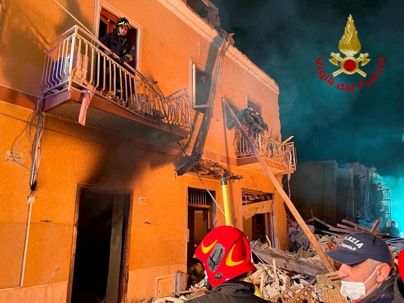 Bangunan roboh ambruk akibat kedakan gas di kota Ravanusa, Sisilia, Italia Debris is seen as members of the fire brigade work to rescue survivors after a four-storey building collapsed in the Sicilian town of Ravanusa following a gas explosion, in Italy, in this undated image obtained via social media on December 12, 2021. Vigili del Fuoco via REUTERS ATTENTION EDITORS - THIS IMAGE HAS BEEN SUPPLIED BY A THIRD PARTY. WATERMARK FROM SOURCE. DO NOT OBSCURE LOGO.