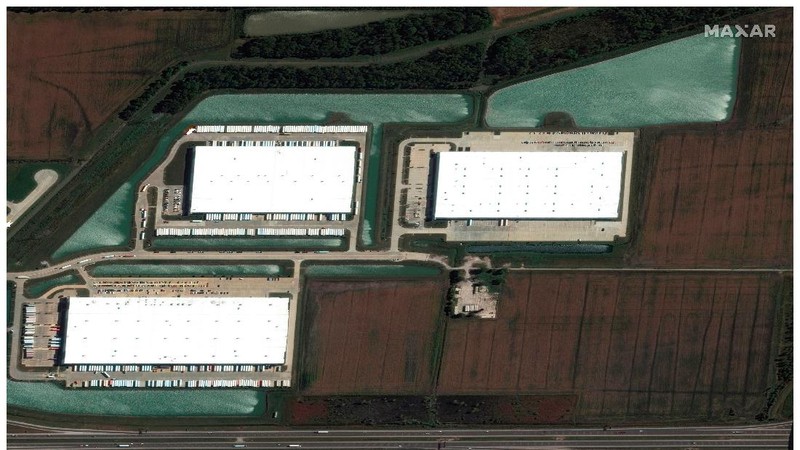 Kombinasi citra satelit menunjukkan gudang dan bangunan Amazon di Edwardsville, Illinois, AS, sebelum dan sesudah terjangan tornado dahsyat yang melanda beberapa negara bagian AS, 24 September 2021 (atas) dan 11 Desember 2021. (Maxar Technologies/Handout via REUTERS)