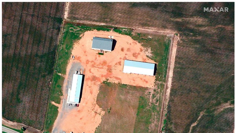 Kombinasi citra satelit menunjukkan gudang dan bangunan Amazon di Edwardsville, Illinois, AS, sebelum dan sesudah terjangan tornado dahsyat yang melanda beberapa negara bagian AS, 24 September 2021 (atas) dan 11 Desember 2021. (Maxar Technologies/Handout via REUTERS)