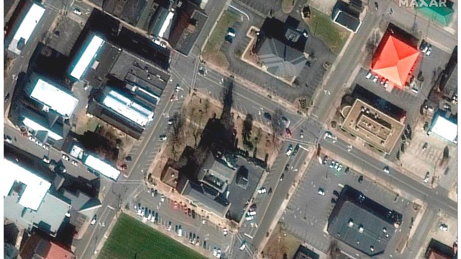 Kombinasi citra satelit menunjukkan gudang dan bangunan Amazon di Edwardsville, Illinois, AS, sebelum dan sesudah terjangan tornado dahsyat yang melanda beberapa negara bagian AS, 24 September 2021 (atas) dan 11 Desember 2021. (Maxar Technologies/Handout via REUTERS)