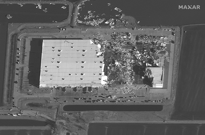 Kerusakan terlihat di pusat kota Mayfield setelah terjangan tornado yang menghancurkan beberapa negara bagian AS, di Mayfield, Kentucky, AS, 11 Desember 2021. (Maxar Technologies/Handout via REUTERS)