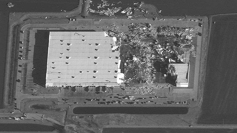 Kerusakan terlihat di pusat kota Mayfield setelah terjangan tornado yang menghancurkan beberapa negara bagian AS, di Mayfield, Kentucky, AS, 11 Desember 2021. (Maxar Technologies/Handout via REUTERS)