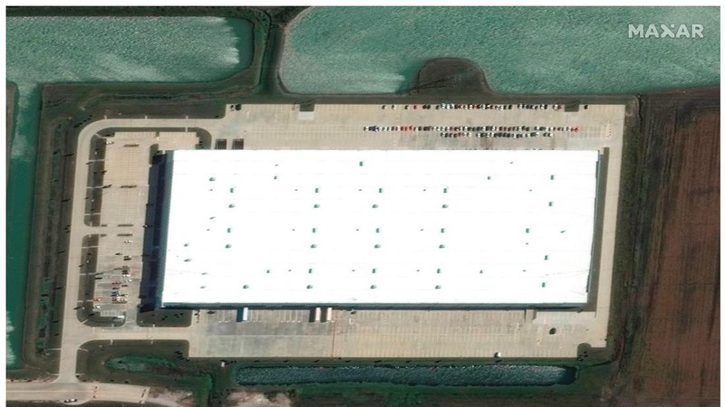 Kombinasi citra satelit menunjukkan gudang dan bangunan Amazon di Edwardsville, Illinois, AS, sebelum dan sesudah terjangan tornado dahsyat yang melanda beberapa negara bagian AS, 24 September 2021 (atas) dan 11 Desember 2021. (Maxar Technologies/Handout via REUTERS)