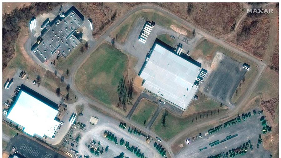 Kombinasi citra satelit menunjukkan gudang dan bangunan Amazon di Edwardsville, Illinois, AS, sebelum dan sesudah terjangan tornado dahsyat yang melanda beberapa negara bagian AS, 24 September 2021 (atas) dan 11 Desember 2021. (Maxar Technologies/Handout via REUTERS)