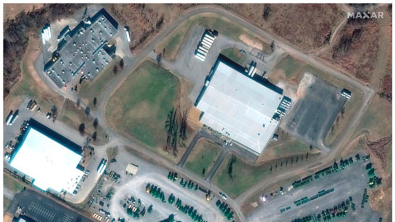 Kombinasi citra satelit menunjukkan gudang dan bangunan Amazon di Edwardsville, Illinois, AS, sebelum dan sesudah terjangan tornado dahsyat yang melanda beberapa negara bagian AS, 24 September 2021 (atas) dan 11 Desember 2021. (Maxar Technologies/Handout via REUTERS)