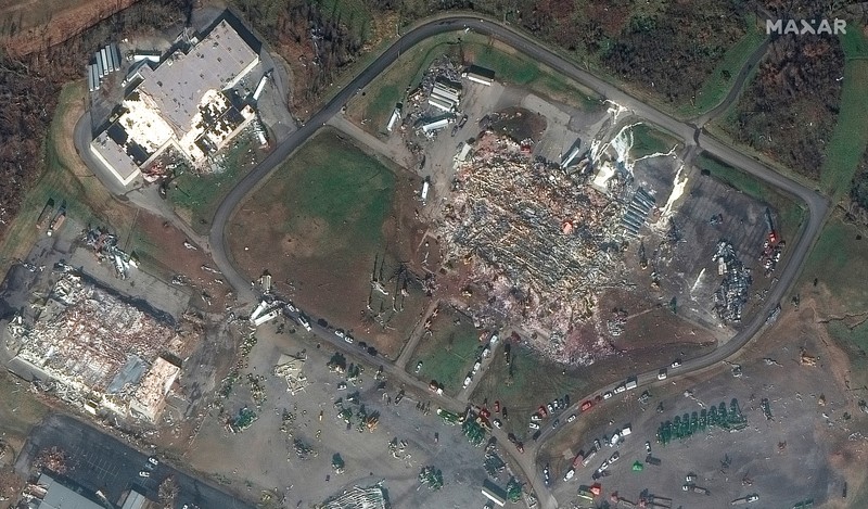 Kerusakan terlihat di pusat kota Mayfield setelah terjangan tornado yang menghancurkan beberapa negara bagian AS, di Mayfield, Kentucky, AS, 11 Desember 2021. (Maxar Technologies/Handout via REUTERS)