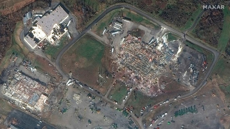 Kerusakan terlihat di pusat kota Mayfield setelah terjangan tornado yang menghancurkan beberapa negara bagian AS, di Mayfield, Kentucky, AS, 11 Desember 2021. (Maxar Technologies/Handout via REUTERS)