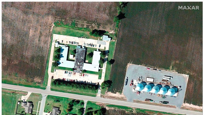 Kombinasi citra satelit menunjukkan gudang dan bangunan Amazon di Edwardsville, Illinois, AS, sebelum dan sesudah terjangan tornado dahsyat yang melanda beberapa negara bagian AS, 24 September 2021 (atas) dan 11 Desember 2021. (Maxar Technologies/Handout via REUTERS)