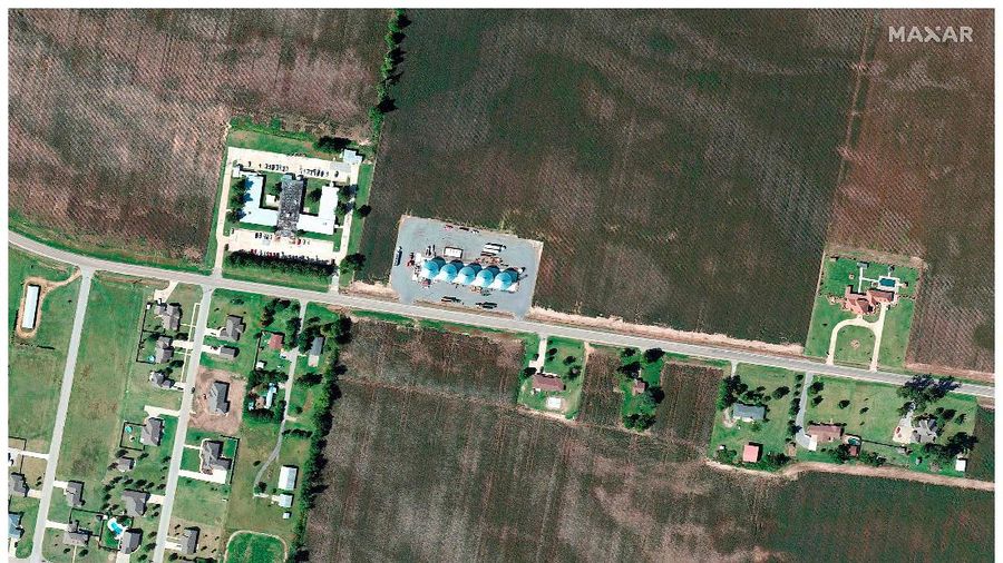 Kombinasi citra satelit menunjukkan gudang dan bangunan Amazon di Edwardsville, Illinois, AS, sebelum dan sesudah terjangan tornado dahsyat yang melanda beberapa negara bagian AS, 24 September 2021 (atas) dan 11 Desember 2021. (Maxar Technologies/Handout via REUTERS)