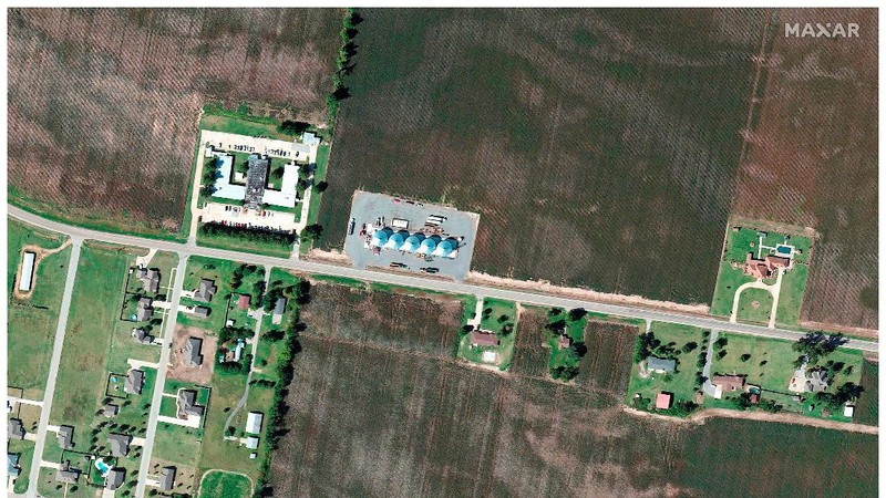 Kombinasi citra satelit menunjukkan gudang dan bangunan Amazon di Edwardsville, Illinois, AS, sebelum dan sesudah terjangan tornado dahsyat yang melanda beberapa negara bagian AS, 24 September 2021 (atas) dan 11 Desember 2021. (Maxar Technologies/Handout via REUTERS)
