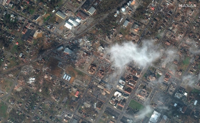 Kerusakan terlihat di pusat kota Mayfield setelah terjangan tornado yang menghancurkan beberapa negara bagian AS, di Mayfield, Kentucky, AS, 11 Desember 2021. (Maxar Technologies/Handout via REUTERS)