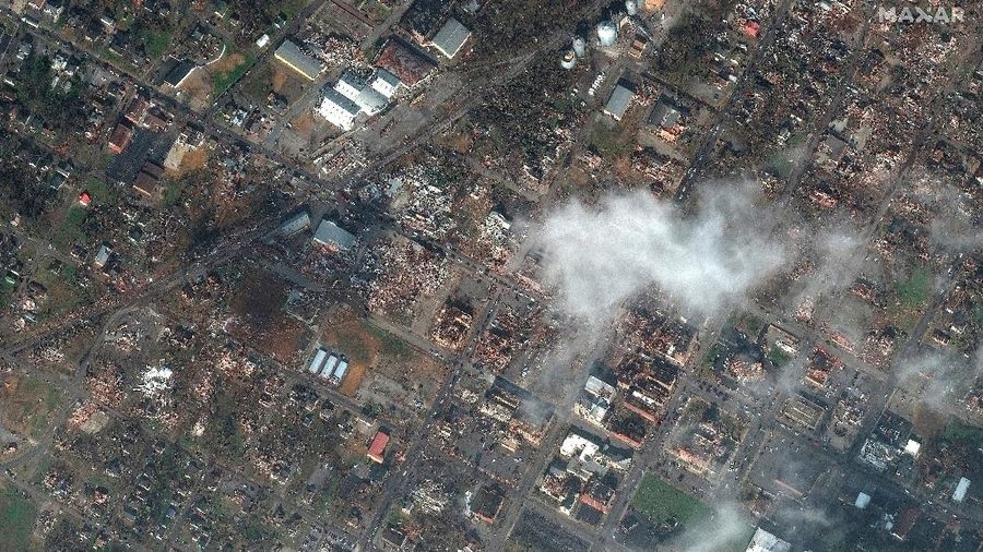 Kerusakan terlihat di pusat kota Mayfield setelah terjangan tornado yang menghancurkan beberapa negara bagian AS, di Mayfield, Kentucky, AS, 11 Desember 2021. (Maxar Technologies/Handout via REUTERS)