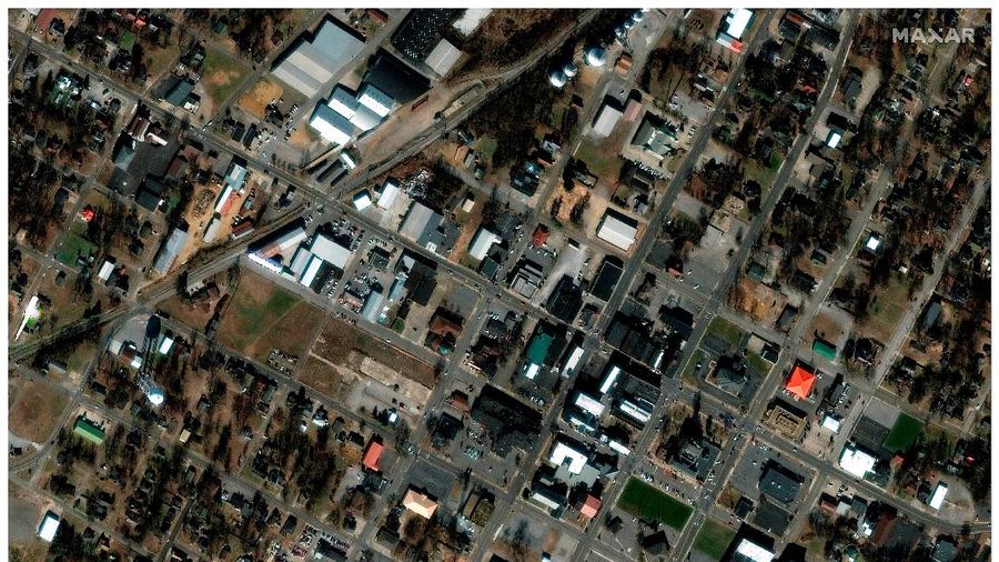 Kombinasi citra satelit menunjukkan gudang dan bangunan Amazon di Edwardsville, Illinois, AS, sebelum dan sesudah terjangan tornado dahsyat yang melanda beberapa negara bagian AS, 24 September 2021 (atas) dan 11 Desember 2021. (Maxar Technologies/Handout via REUTERS)