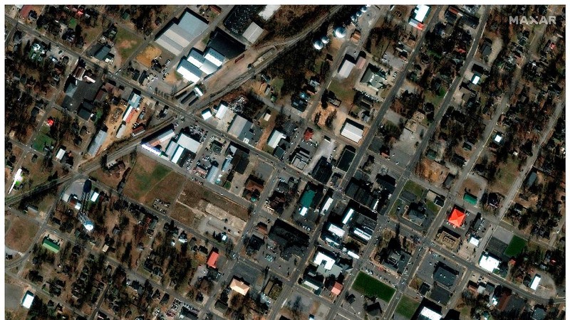 Kombinasi citra satelit menunjukkan gudang dan bangunan Amazon di Edwardsville, Illinois, AS, sebelum dan sesudah terjangan tornado dahsyat yang melanda beberapa negara bagian AS, 24 September 2021 (atas) dan 11 Desember 2021. (Maxar Technologies/Handout via REUTERS)