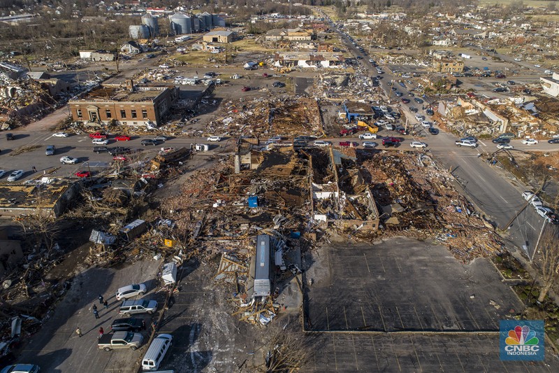 Kerusakan terlihat di pusat kota Mayfield setelah terjangan tornado yang menghancurkan beberapa negara bagian AS, di Mayfield, Kentucky, AS, 11 Desember 2021. (Maxar Technologies/Handout via REUTERS)