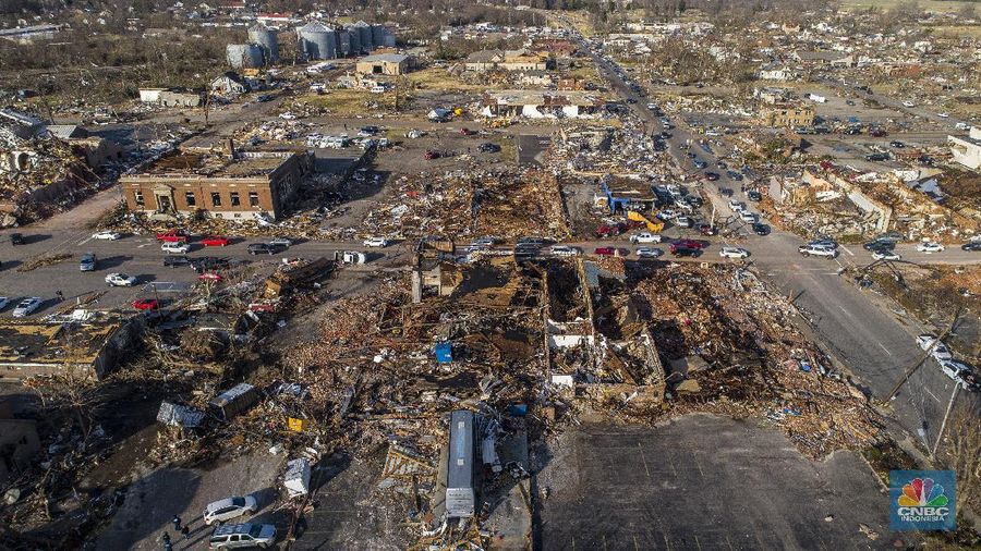 Kerusakan terlihat di pusat kota Mayfield setelah terjangan tornado yang menghancurkan beberapa negara bagian AS, di Mayfield, Kentucky, AS, 11 Desember 2021. (Maxar Technologies/Handout via REUTERS)