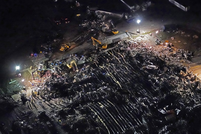 Foto citra satelit sesudah dan sebelum badai tornadoi menerjang gudang Amazon di Edwardsville, Illinois, AS, amerika serikat A combination of satellite images shows an Amazon warehouse in Edwardsville, Illinois, U.S., before and after a devastating outbreak of tornadoes ripped through several U.S. states, September 24, 2021 (top) and December 11, 2021. Satellite image copyright 2021 Maxar Technologies/Handout via REUTERS ATTENTION EDITORS - THIS IMAGE HAS BEEN SUPPLIED BY A THIRD PARTY. MANDATORY CREDIT. NO RESALES. NO ARCHIVES. DO NOT OBSCURE LOGO. THIS PICTURE WAS PROCESSED BY REUTERS TO ENHANCE QUALITY. AN UNPROCESSED VERSION HAS BEEN PROVIDED SEPARATELY