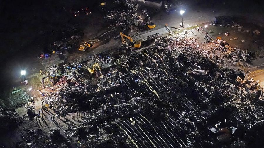 A combination of satellite images shows an Amazon warehouse in Edwardsville, Illinois, U.S., before and after a devastating outbreak of tornadoes ripped through several U.S. states, September 24, 2021 (top) and December 11, 2021. Satellite image copyright 2021 Maxar Technologies/Handout via REUTERS   ATTENTION EDITORS - THIS IMAGE HAS BEEN SUPPLIED BY A THIRD PARTY. MANDATORY CREDIT. NO RESALES. NO ARCHIVES. DO NOT OBSCURE LOGO. THIS PICTURE WAS PROCESSED BY REUTERS TO ENHANCE QUALITY. AN UNPROCESSED VERSION HAS BEEN PROVIDED SEPARATELY