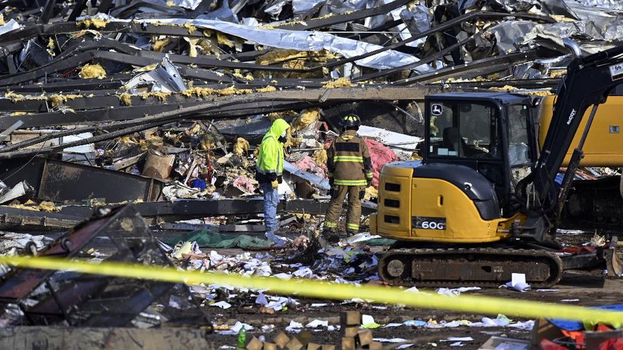 Kerusakan terlihat di pusat kota Mayfield setelah terjangan tornado yang menghancurkan beberapa negara bagian AS, di Mayfield, Kentucky, AS, 11 Desember 2021. (Maxar Technologies/Handout via REUTERS)