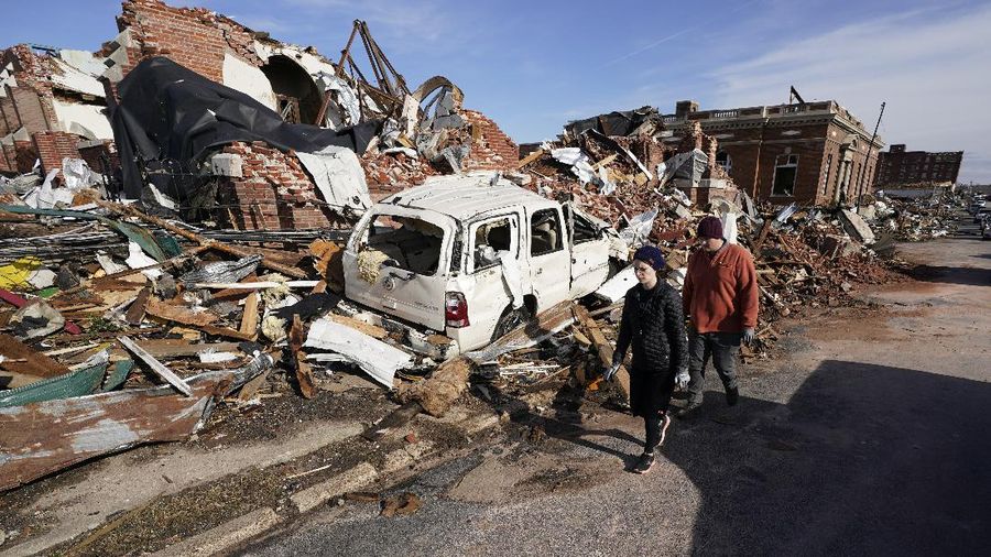 Kerusakan terlihat di pusat kota Mayfield setelah terjangan tornado yang menghancurkan beberapa negara bagian AS, di Mayfield, Kentucky, AS, 11 Desember 2021. (Maxar Technologies/Handout via REUTERS)
