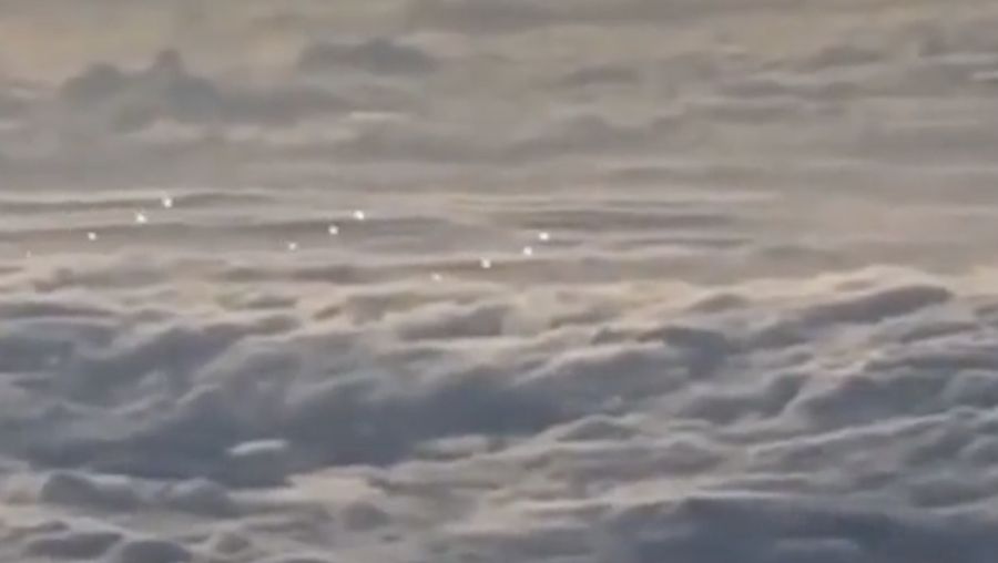 Seorang pilot mengklaim dia melihat armada #UFO di atas Samudra Pasifik. Video itu diambil di sekitar 39.000 kaki.Seorang pilot mengklaim dia melihat armada #UFO di atas Samudra Pasifik. Video itu diambil di sekitar 39.000 kaki. (Tangjkapan Layar viua Twitter @@ChillzTV)