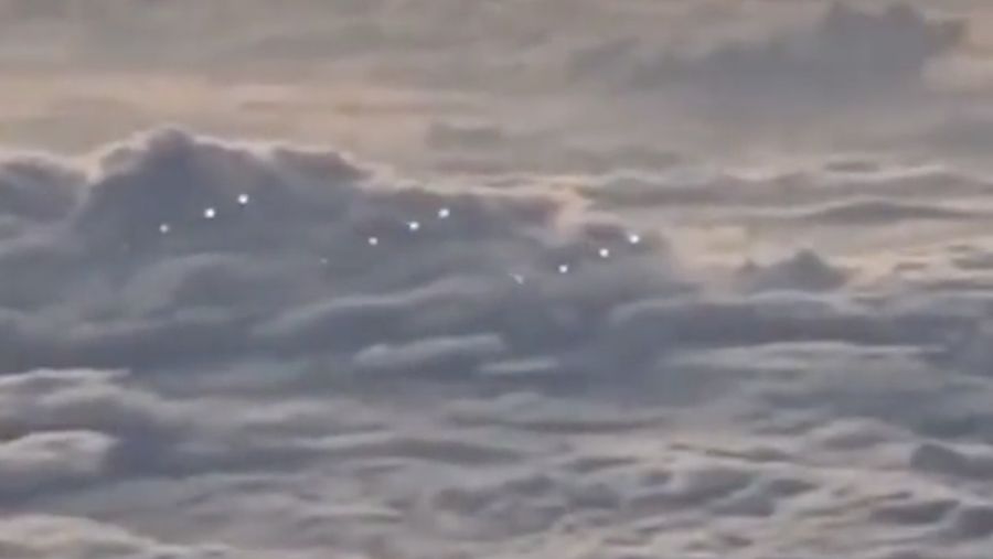 Seorang pilot mengklaim dia melihat armada #UFO di atas Samudra Pasifik. Video itu diambil di sekitar 39.000 kaki.Seorang pilot mengklaim dia melihat armada #UFO di atas Samudra Pasifik. Video itu diambil di sekitar 39.000 kaki. (Tangjkapan Layar viua Twitter @@ChillzTV)