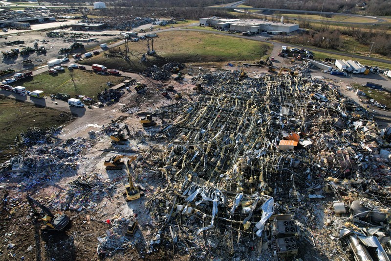 Foto citra satelit sesudah dan sebelum badai tornadoi menerjang gudang Amazon di Edwardsville, Illinois, AS, amerika serikat A combination of satellite images shows an Amazon warehouse in Edwardsville, Illinois, U.S., before and after a devastating outbreak of tornadoes ripped through several U.S. states, September 24, 2021 (top) and December 11, 2021. Satellite image copyright 2021 Maxar Technologies/Handout via REUTERS ATTENTION EDITORS - THIS IMAGE HAS BEEN SUPPLIED BY A THIRD PARTY. MANDATORY CREDIT. NO RESALES. NO ARCHIVES. DO NOT OBSCURE LOGO. THIS PICTURE WAS PROCESSED BY REUTERS TO ENHANCE QUALITY. AN UNPROCESSED VERSION HAS BEEN PROVIDED SEPARATELY