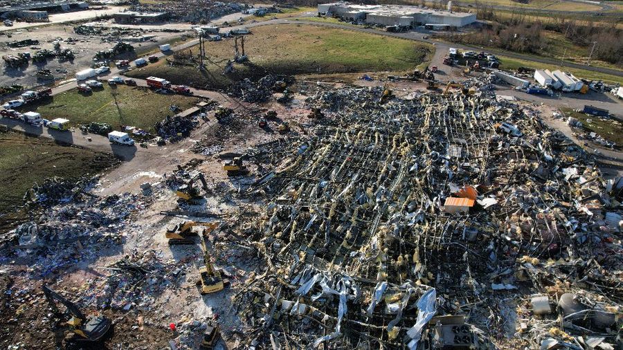 A combination of satellite images shows an Amazon warehouse in Edwardsville, Illinois, U.S., before and after a devastating outbreak of tornadoes ripped through several U.S. states, September 24, 2021 (top) and December 11, 2021. Satellite image copyright 2021 Maxar Technologies/Handout via REUTERS   ATTENTION EDITORS - THIS IMAGE HAS BEEN SUPPLIED BY A THIRD PARTY. MANDATORY CREDIT. NO RESALES. NO ARCHIVES. DO NOT OBSCURE LOGO. THIS PICTURE WAS PROCESSED BY REUTERS TO ENHANCE QUALITY. AN UNPROCESSED VERSION HAS BEEN PROVIDED SEPARATELY