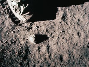 Ciptakan Sepatu Bot Khusus, NASA Proyeksikan Ada Jejak Kaki Baru di Bulan
