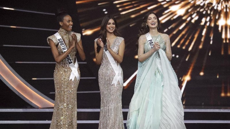 Miss Universe contestants compete during the Miss Universe pageant in the Red Sea resort of Eilat, Israel December 13, 2021. REUTERS/Ronen Zvulun