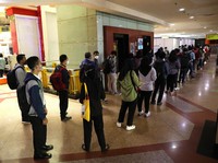 Orang-Orang 'Haus' Dapat Pekerjaan, Job Fair Membeludak!