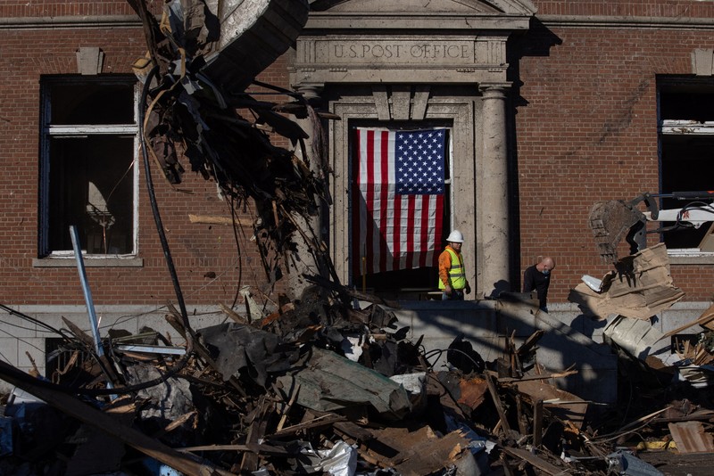 Kerusakan terlihat di pusat kota Mayfield setelah terjangan tornado yang menghancurkan beberapa negara bagian AS, di Mayfield, Kentucky, AS, 11 Desember 2021. (Maxar Technologies/Handout via REUTERS)
