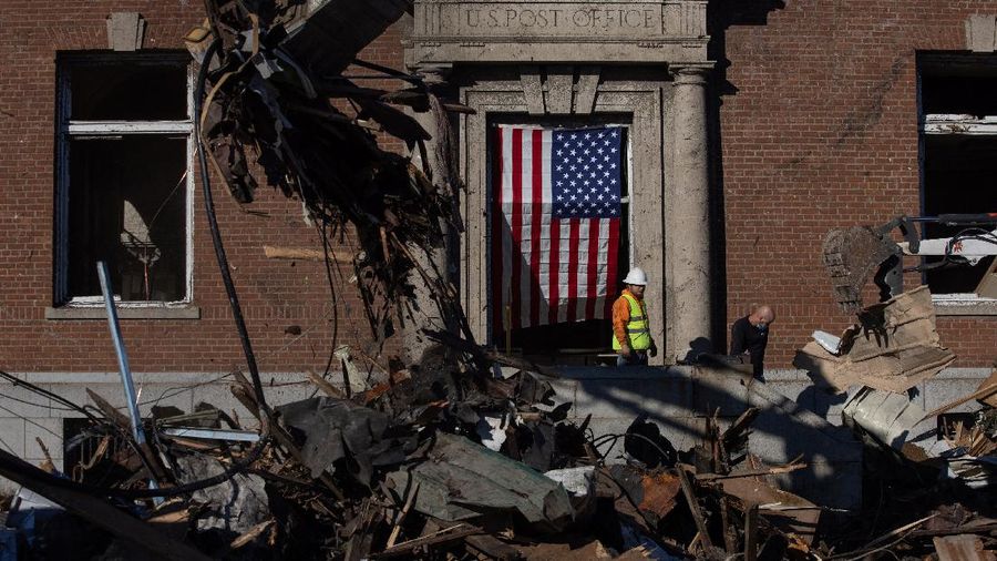 Kerusakan terlihat di pusat kota Mayfield setelah terjangan tornado yang menghancurkan beberapa negara bagian AS, di Mayfield, Kentucky, AS, 11 Desember 2021. (Maxar Technologies/Handout via REUTERS)
