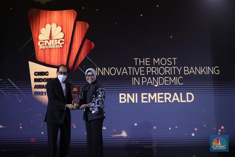 PT. Ajaib Sekuritas Asia terpilih menjadi pemenang penghargaan kategori The Best Retail Brokerage Firm dalam acara penghargaan CNBC Indonesia Award 2021. (CNBC Indonesia/ Tri Susilo)