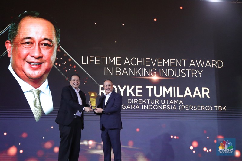PT. Ajaib Sekuritas Asia terpilih menjadi pemenang penghargaan kategori The Best Retail Brokerage Firm dalam acara penghargaan CNBC Indonesia Award 2021. (CNBC Indonesia/ Tri Susilo)