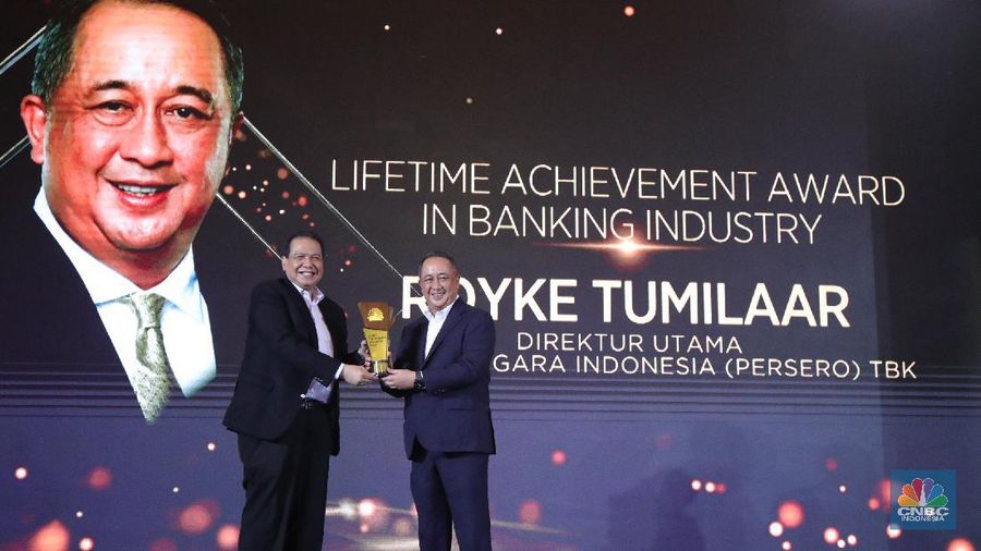 PT. Ajaib Sekuritas Asia terpilih menjadi pemenang penghargaan kategori The Best Retail Brokerage Firm dalam acara penghargaan CNBC Indonesia Award 2021. (CNBC Indonesia/ Tri Susilo)