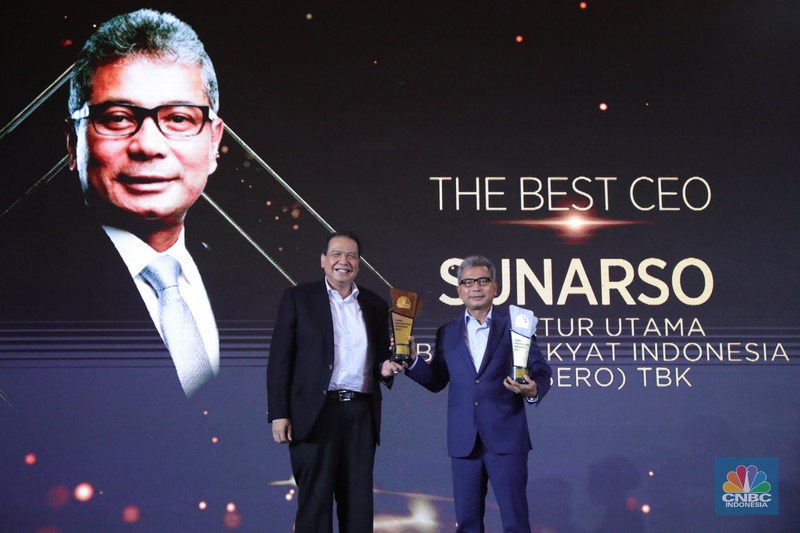 PT. Ajaib Sekuritas Asia terpilih menjadi pemenang penghargaan kategori The Best Retail Brokerage Firm dalam acara penghargaan CNBC Indonesia Award 2021. (CNBC Indonesia/ Tri Susilo)