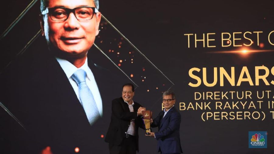 Direktur Utama PT Bank Rakyat Indonesia Tbk (BRI) Sunarso terpilih menjadi pemenang penghargaan The Best CEO 2021 dan PT Bank Rakyat Indonesia Tbk (BRI) terpilih menjadi pemenang penghargaan kategori The Most Adaptive Titan Bank 2021 dalam acara penghargaan CNBC Indonesia Award 2021. (CNBC Indonesia/ Muhammad Sabki)