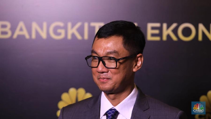 Dirut PLN Darmawan Prasodjo dalam acara penghargaan CNBC Indonesia Award 2021 dengan tema 