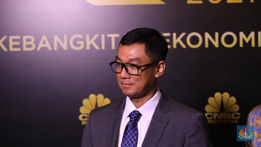 Dirut PLN Darmawan Prasodjo dalam acara penghargaan CNBC Indonesia Award 2021 dengan tema 