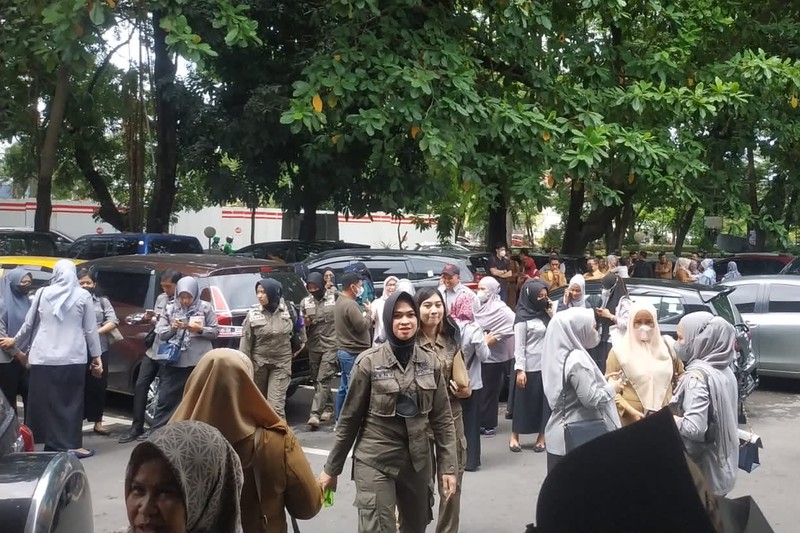 Gambar dari video media sosial menunjukkan orang-orang di jalan setelah gempa bumi di Maumere, Nusa Tenggara Timur, Indonesia 14 Desember 2021. (Aris Zigon/via REUTERS)