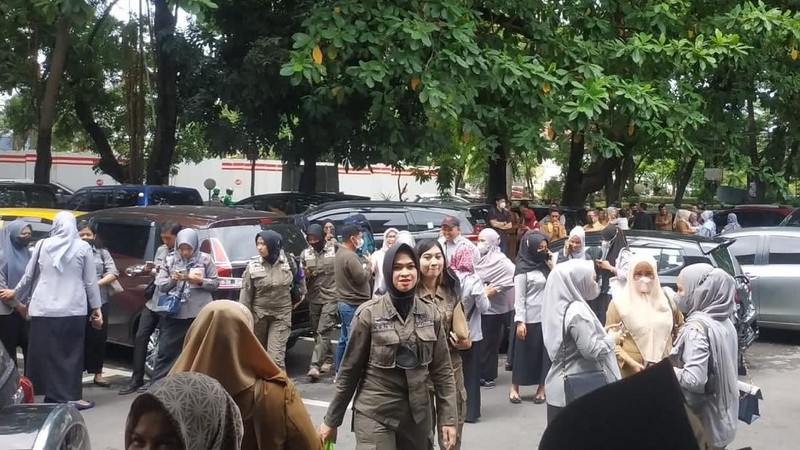 Gambar dari video media sosial menunjukkan orang-orang di jalan setelah gempa bumi di Maumere, Nusa Tenggara Timur, Indonesia 14 Desember 2021. (Aris Zigon/via REUTERS)