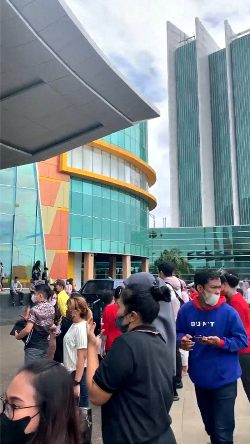 Gambar dari video media sosial menunjukkan orang-orang di jalan setelah gempa bumi di Maumere, Nusa Tenggara Timur, Indonesia 14 Desember 2021. (Aris Zigon/via REUTERS)