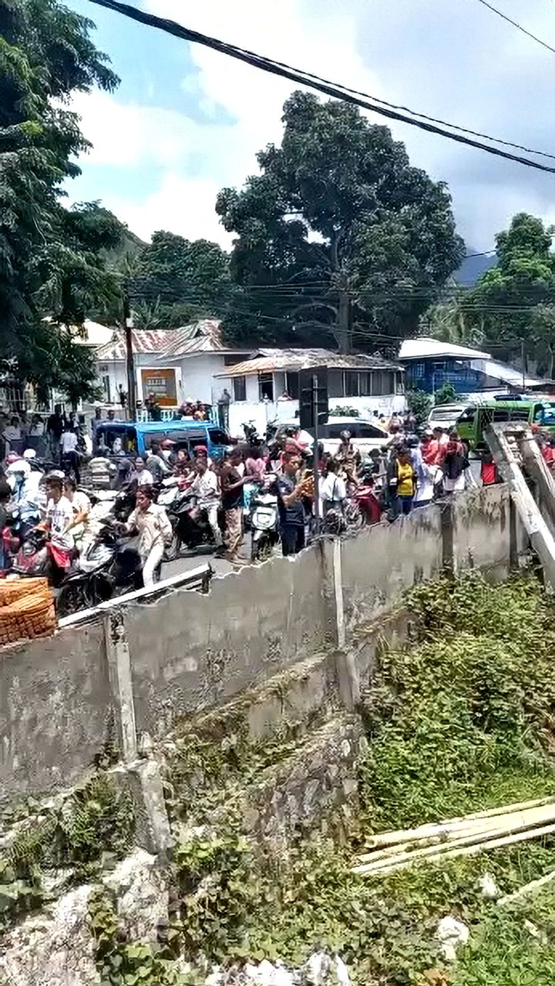 Gambar dari video media sosial menunjukkan orang-orang di jalan setelah gempa bumi di Maumere, Nusa Tenggara Timur, Indonesia 14 Desember 2021. (Aris Zigon/via REUTERS)