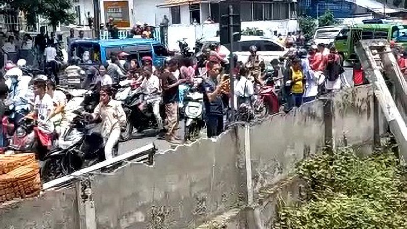 Gambar dari video media sosial menunjukkan orang-orang di jalan setelah gempa bumi di Maumere, Nusa Tenggara Timur, Indonesia 14 Desember 2021. (Aris Zigon/via REUTERS)