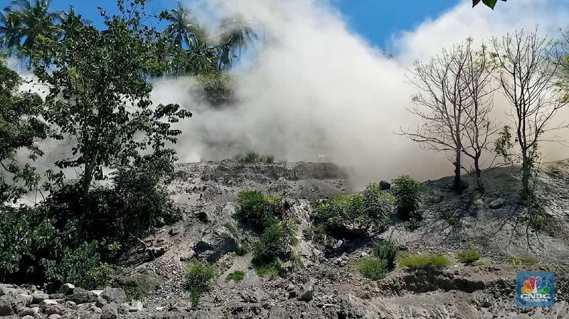 Gambar dari video media sosial menunjukkan orang-orang di jalan setelah gempa bumi di Maumere, Nusa Tenggara Timur, Indonesia 14 Desember 2021. (Aris Zigon/via REUTERS)