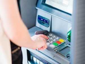 Nasabah Bank dan Fintech Bisa Tarik Tunai di ATM Link Tanpa Kartu