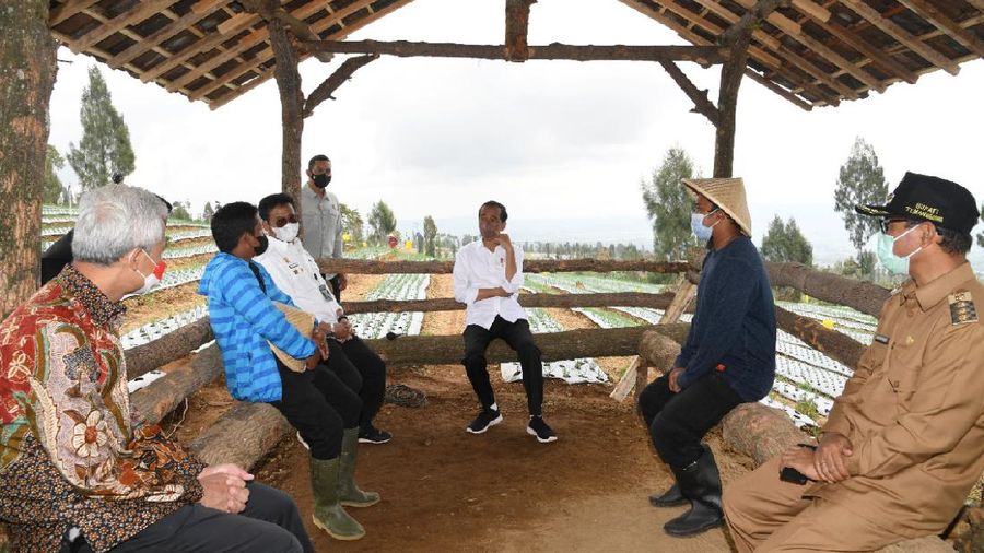 Jokowi menyempatkan diri untuk melakukan dialog dengan para petani di sebuah saung di Desa Bansari/Rusman - Biro Pers Sekretariat Presiden
